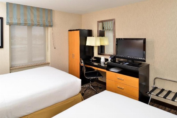 Holiday Inn Express Kennedy Airport image 21